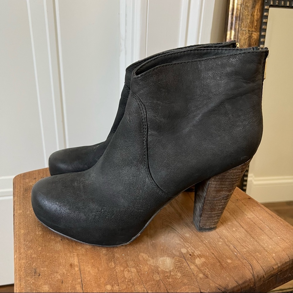 Size 10 Steve Madden black leather platform boots with zip up ankle